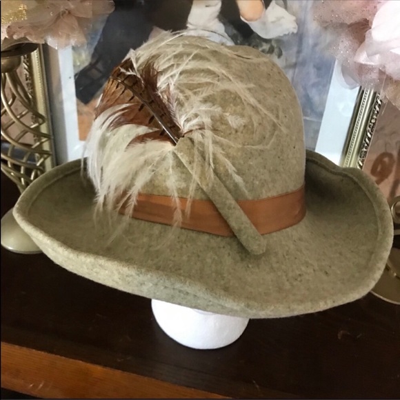VINTAGE JUNIOR SEASONS 1960'S BEIGE WOOL AND FEATHER ACCENT HAT - Picture 4 of 10